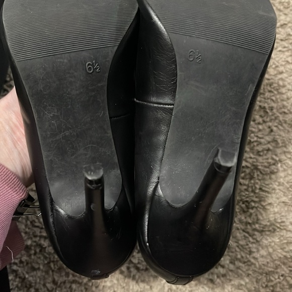 Candies 6 1/2 black pair of heels. - Picture 7 of 7